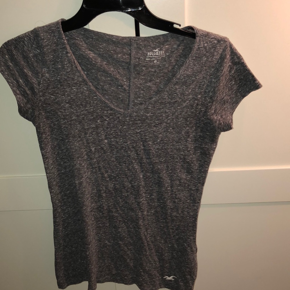 gray t shirt